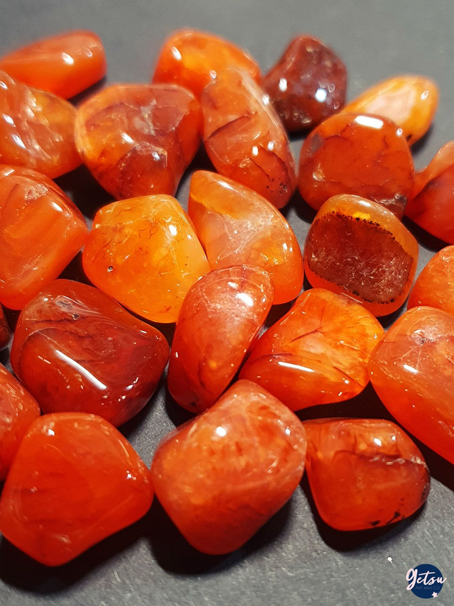 Pierre roulée de cornaline