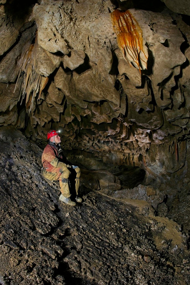 Anastomosis Chamber Cueva-Cubío de la Reñada, Sistema de Vega Sur by Sam Davis Photographer