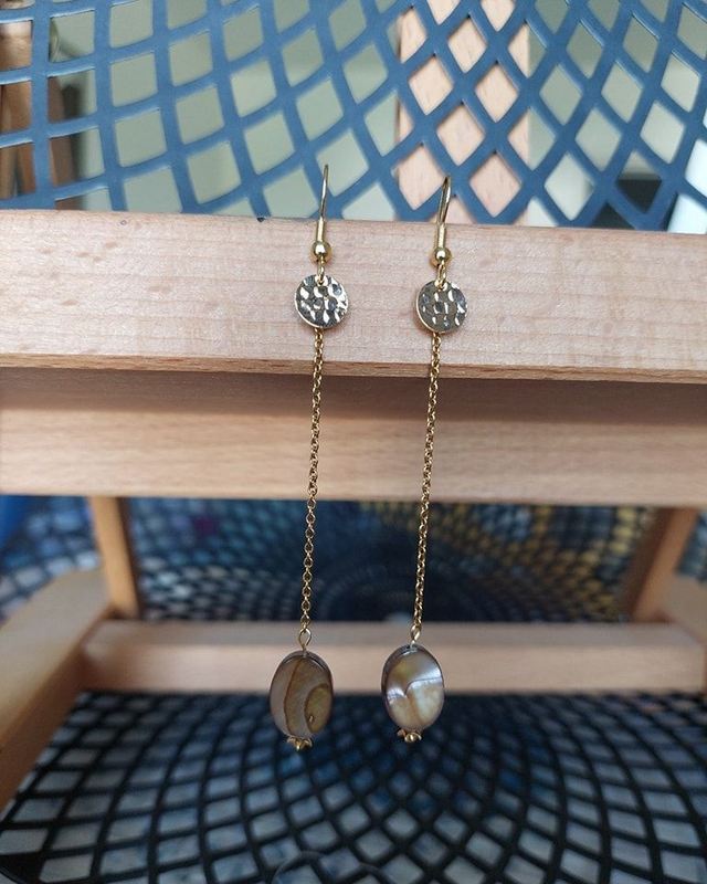 Boucles d&#039;oreilles pendantes dorées décorée d&#039;une nacre 
