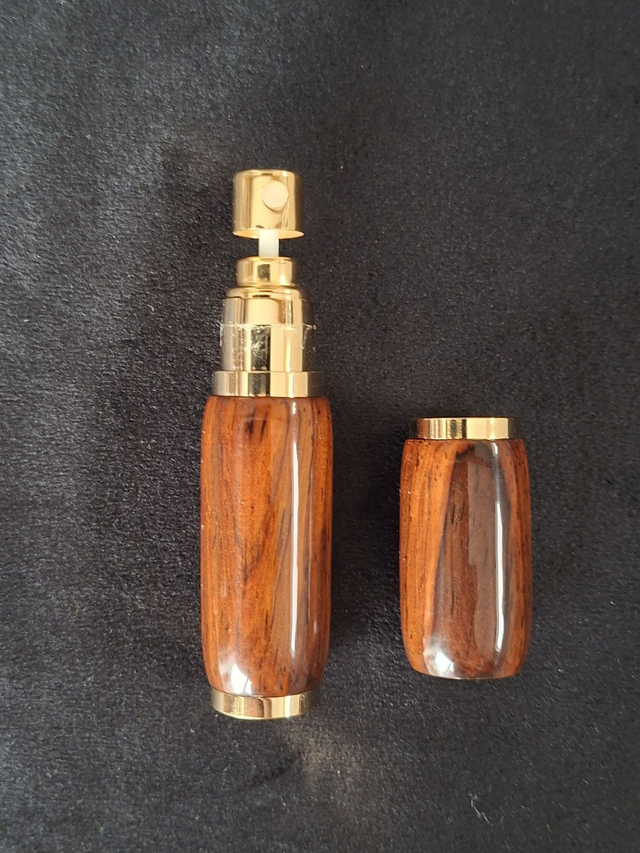 Vaporisateur de parfum doré en cocobolo