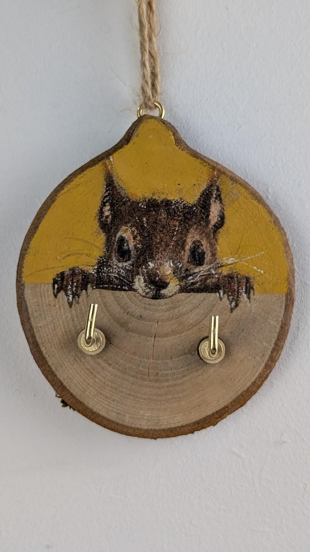 Peeking Squirrel - Log slice with hooks
