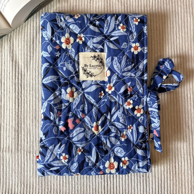 Pochette à livre matelassée fleurs bleu