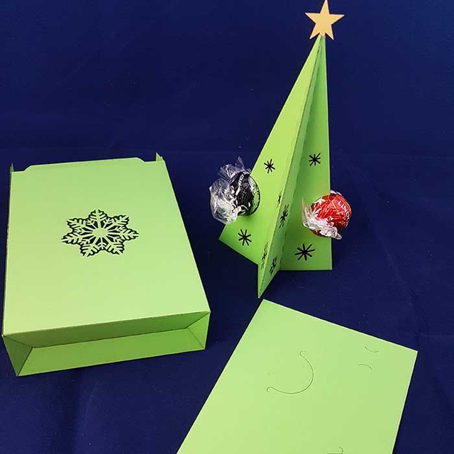 Weihnachtsbaum mit 2 Lindor Schokoladenkugeln