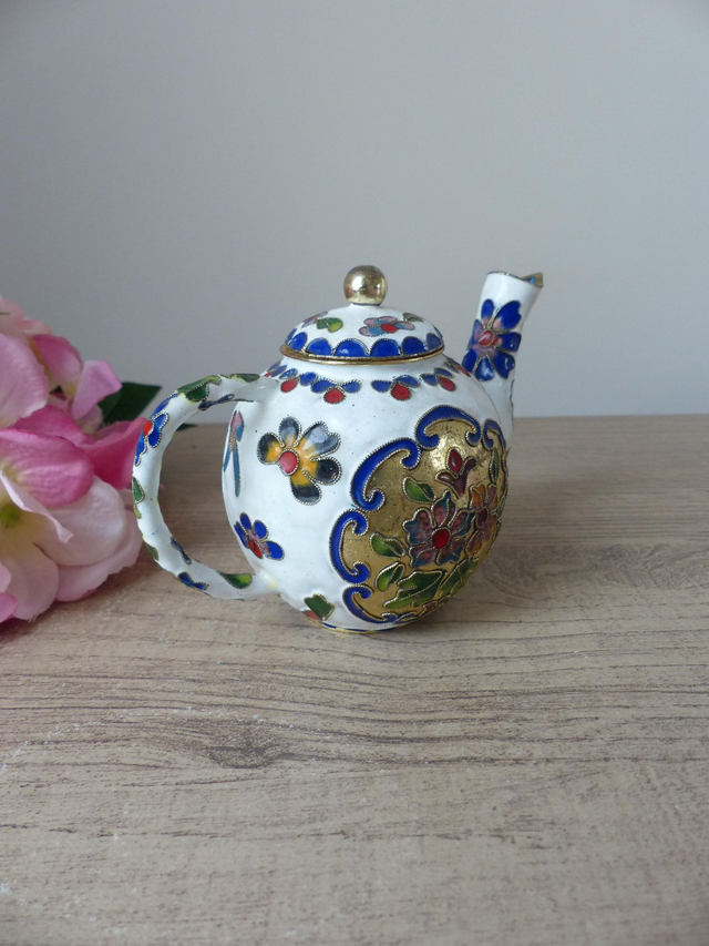 Théière Miniature Cloisonnée Blanche – Décor Floral Doré – Cuivre Émaillé Fait Main – Style Asiatique – Objet de Collection Vintage