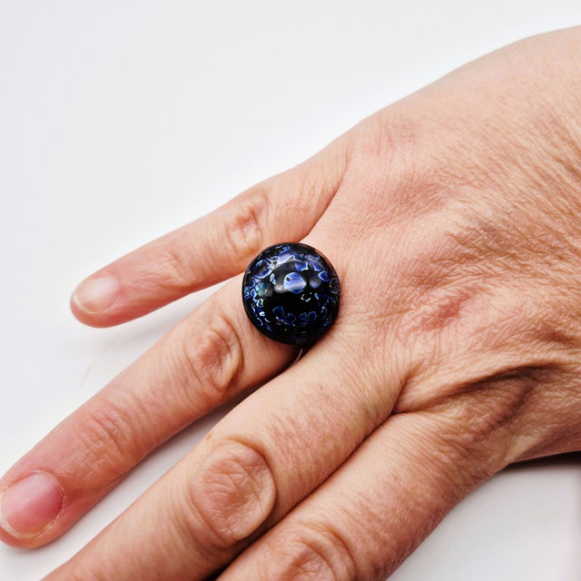 Bague noire et bleue métallisée