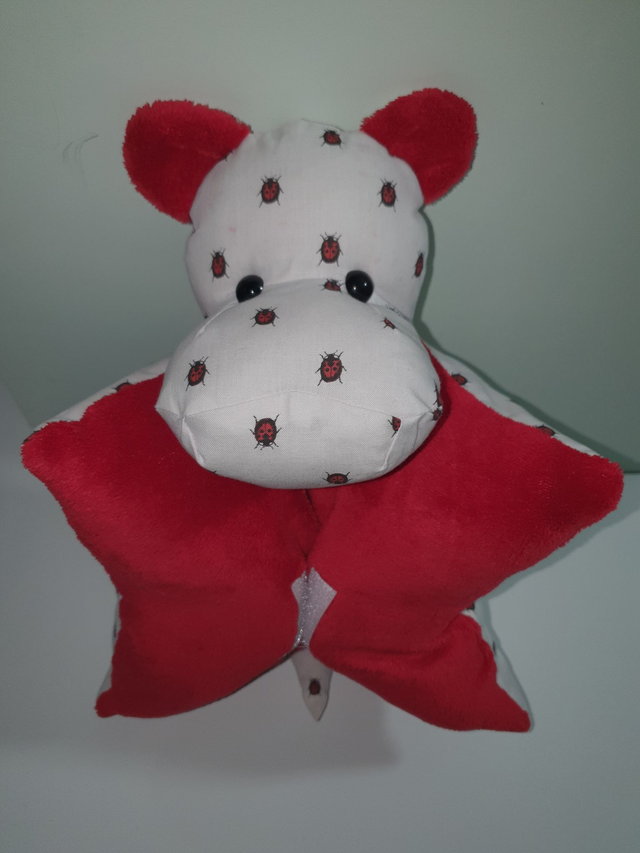 Coussin Hippopotame rouge
