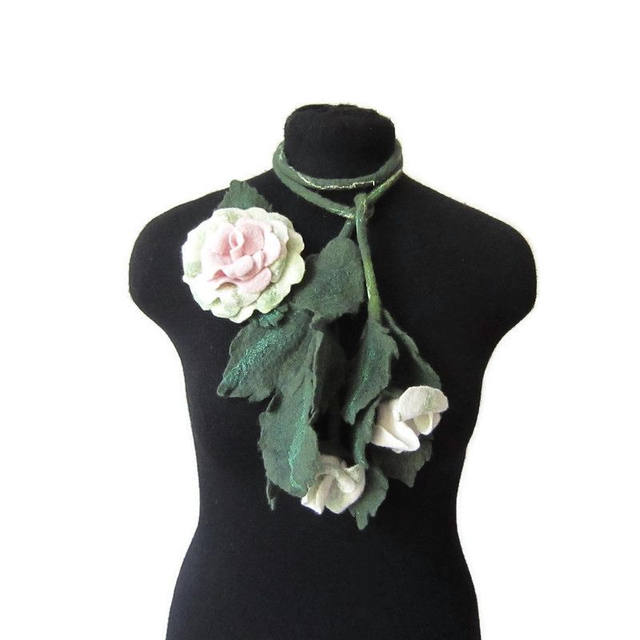 Collana infeltrita lana merino rosa bianca spilla infeltrita Collane fatto a mano regali unici