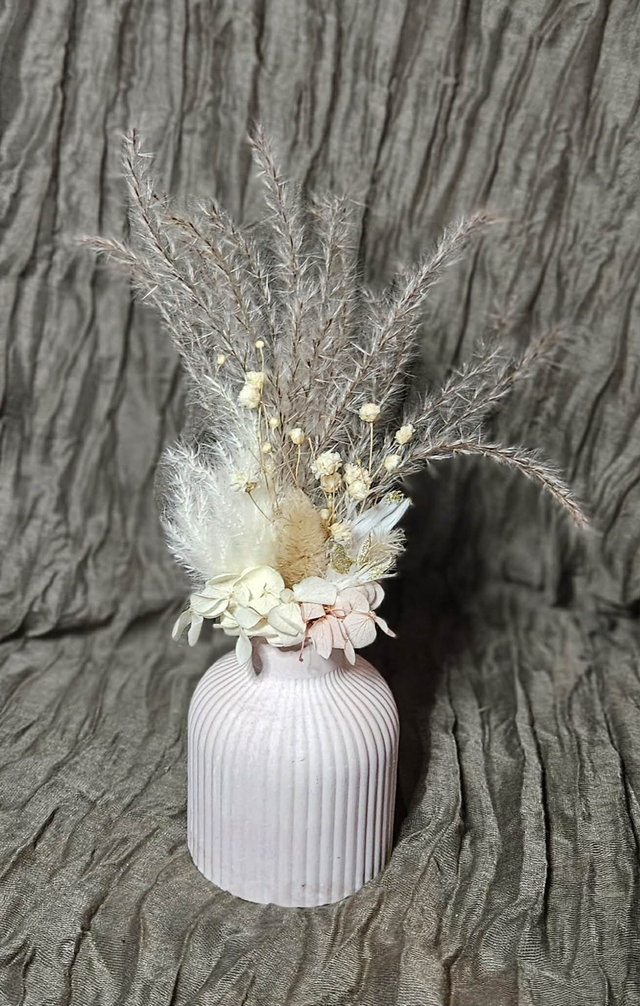 Vase avec fleurs sèches