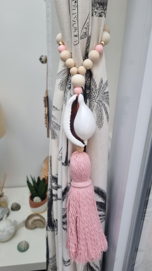 Embrasse coquillage ovula pompon rose 