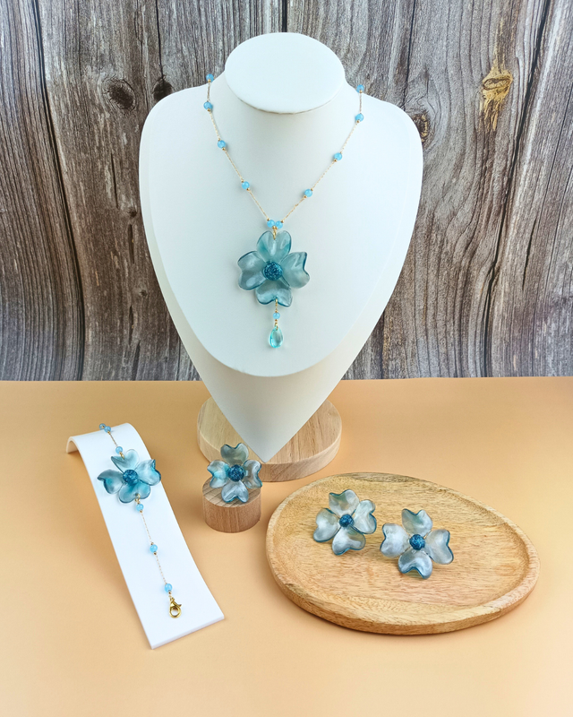 Ensemble de Fleurs modelées à la main et émaillées de résine.