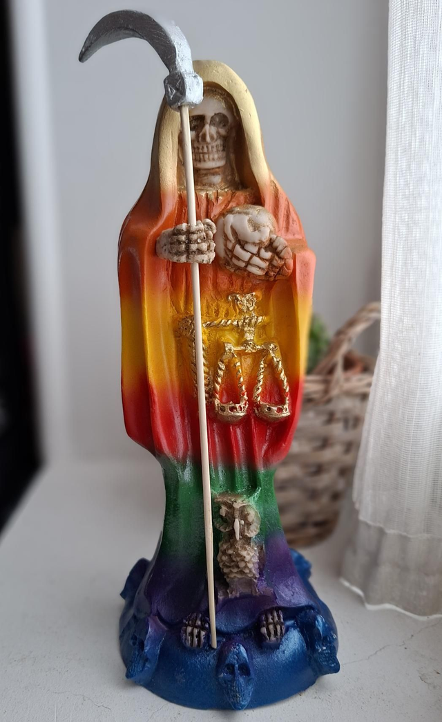 Statue Santa Muerte arc en ciel 25cm