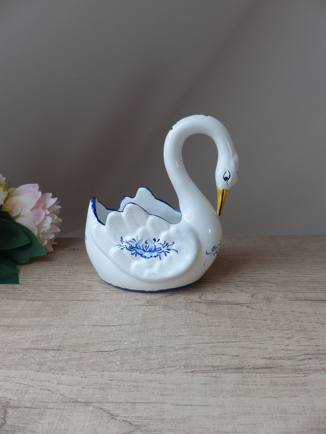 Cache-Pot Vintage Cygne en Porcelaine Peinte à la Main – Jardinière Romantique Artisanale du Portugal – Décoration Intérieure ou Cadeau