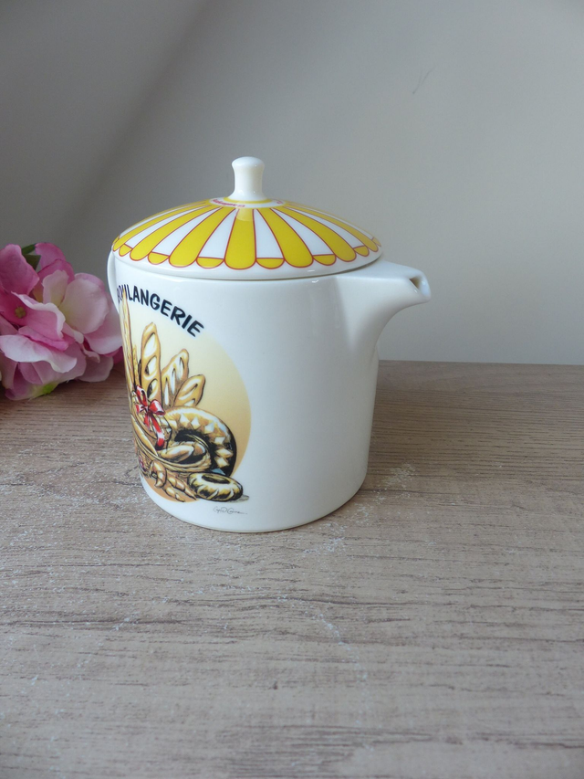 Théière Windsor en Porcelaine Fine de Chine – Collection “Vie en France” – Boulangerie & Marché Français – Vintage