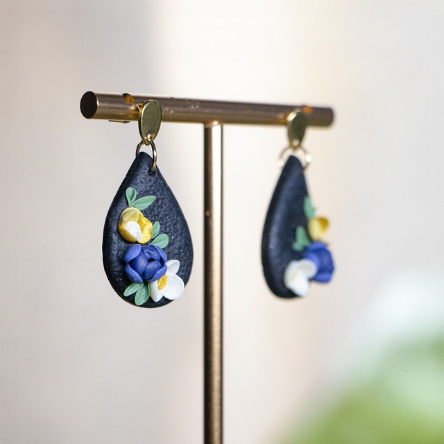 Hygge Statement-Ohrringe aus Polymerton, handgemacht, mit Blumen in blau, weiß und gelb