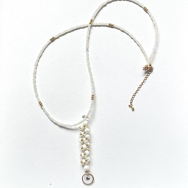C23 - Collier perles de rocaille et pendentif 