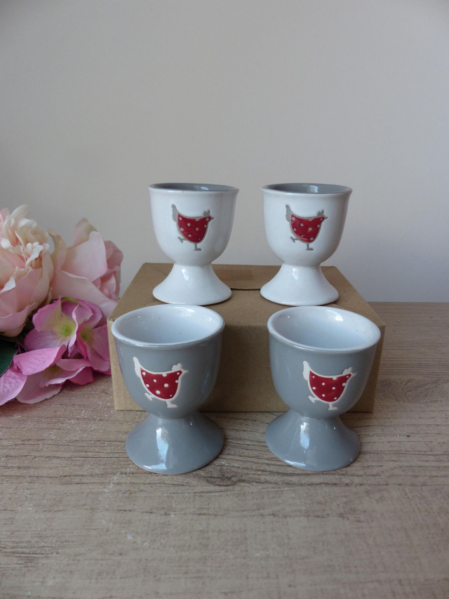 Ensemble de quatre coquetiers en céramique motif poules, cadeau petit déjeuner gourmand, décoration poules table cuisine de campagne ferme