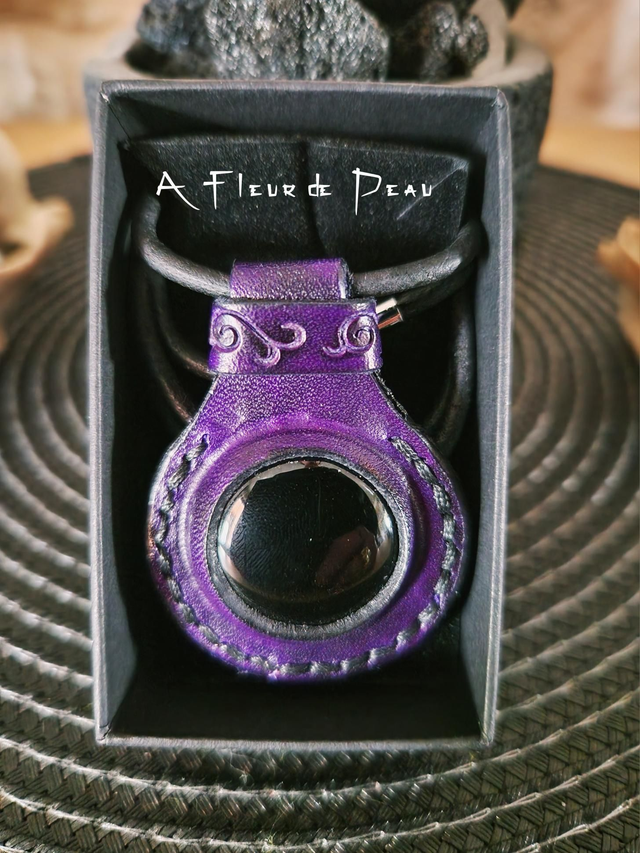 Collier en cuir et pierre Onyx 