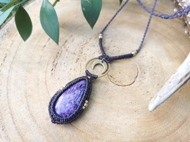 Pendentif lune ~ Charoïte