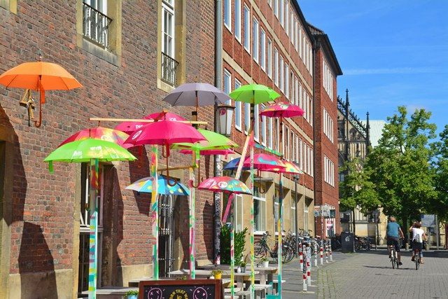 Bunte Schirme in der Altstadt