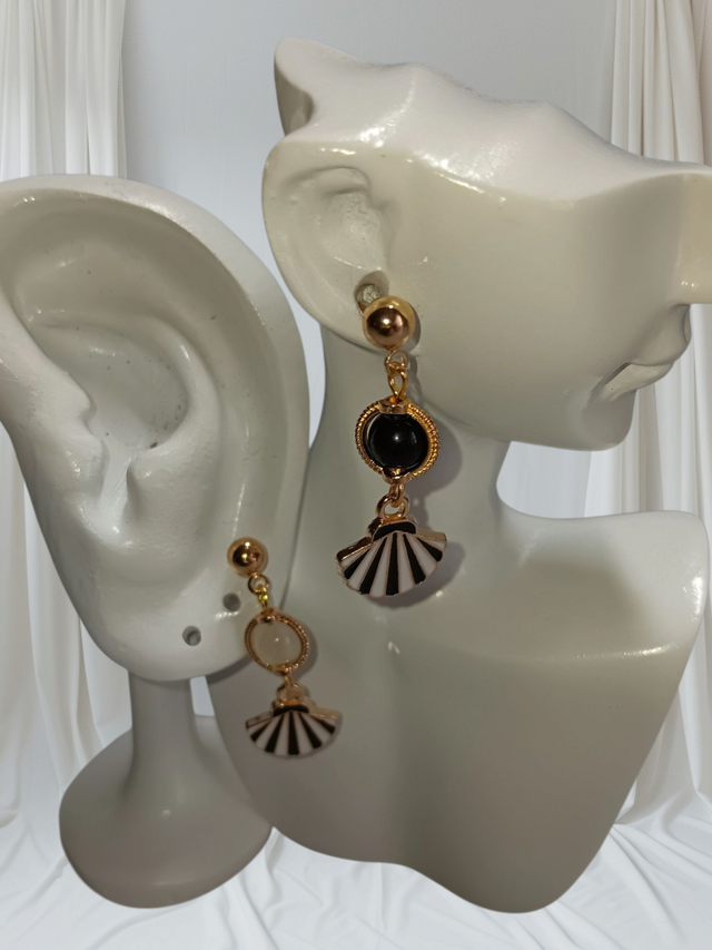Boucles d’oreilles puces avec charmes noirs