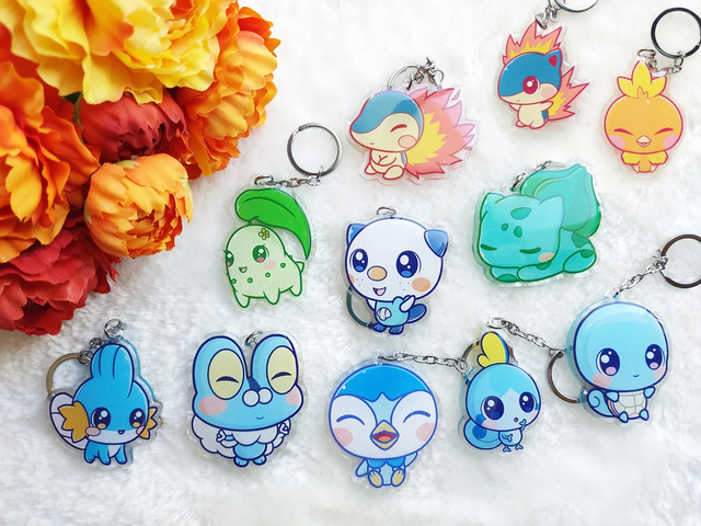 Llavero/Keychain Pokemon (Bulbasaur, Mudkip, Chikorita, Piplup, Cyndaquil, Squirtle, Sobble, Froakie, Oshawott, Torchic, Quilava)