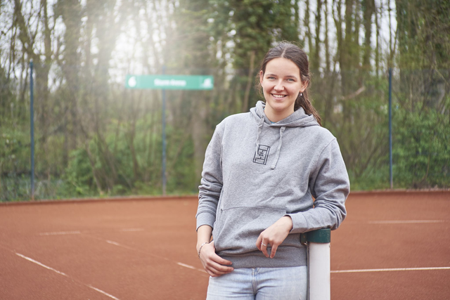 Hoodie Damen Logo Brust zentral klein + Rücken