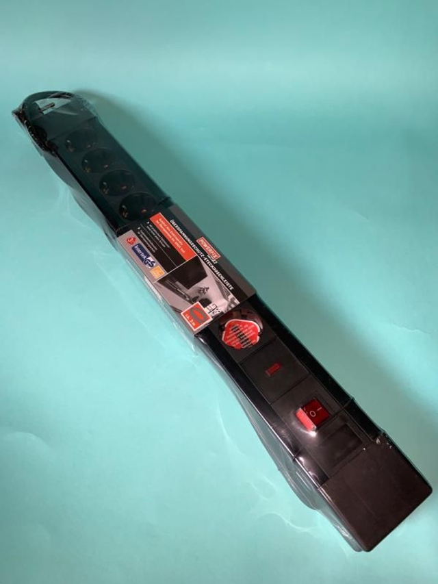 8-fach Überspannungssteckdosenleiste