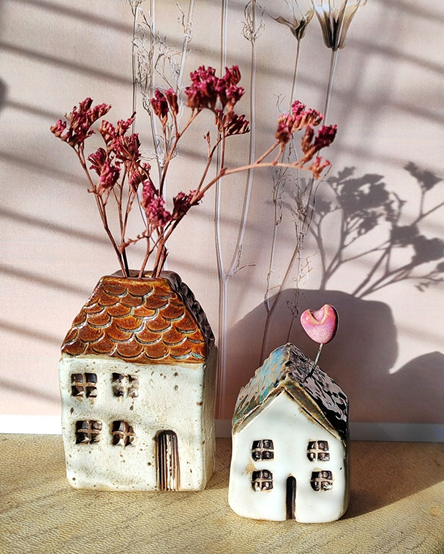 Zestaw ceramiczny: domek z otworem na kwiaty i domek z serduszkiem