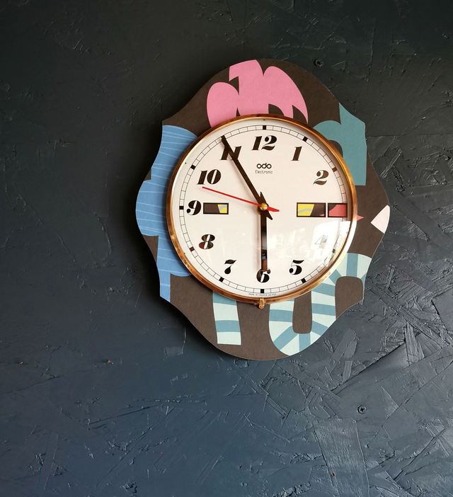 Horloge vintage pendule murale silencieuse "Odo noir bleu rose"