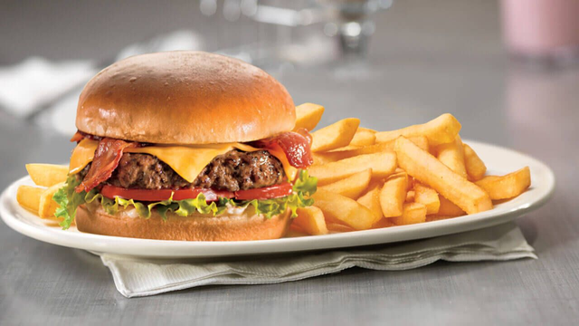 Bacon Cheeseburger(125g) mit Pommes