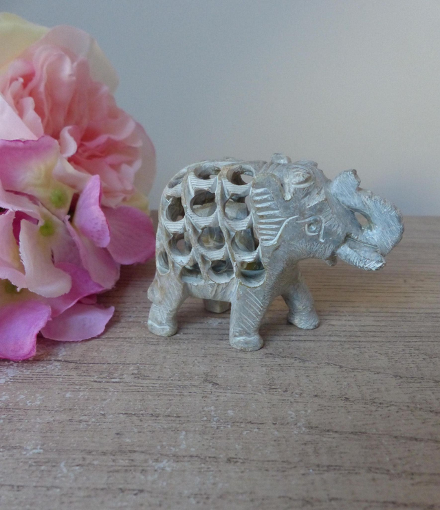 Figurine éléphant en pierre sculptée à la main – Technique undercut avec bébé éléphant à l’intérieur – Cadeau naissance ou décoration maison