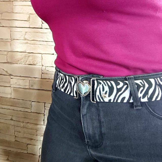 Ceinture noire zébrée blanc – Boucle cœur argentée