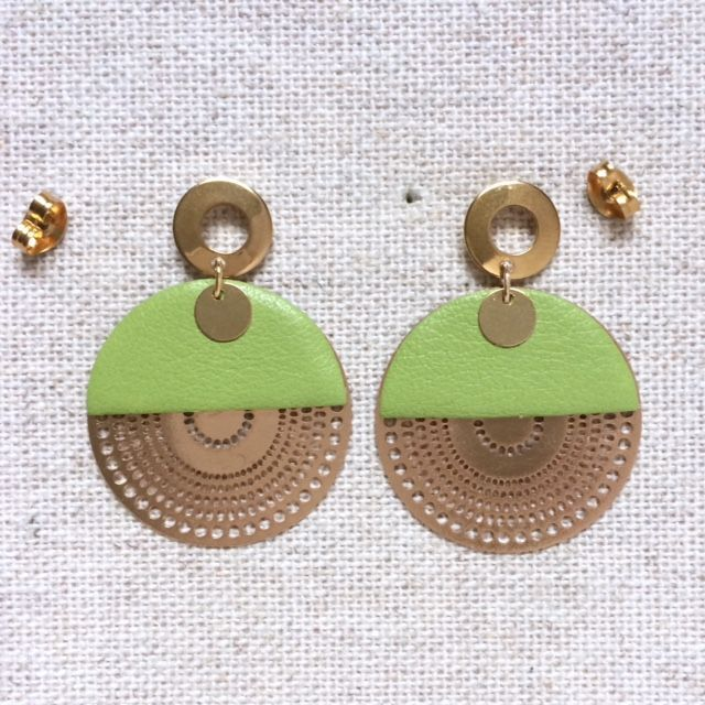 Boucles d’oreilles « Orchestre » dorées, cuir couleur vert pomme