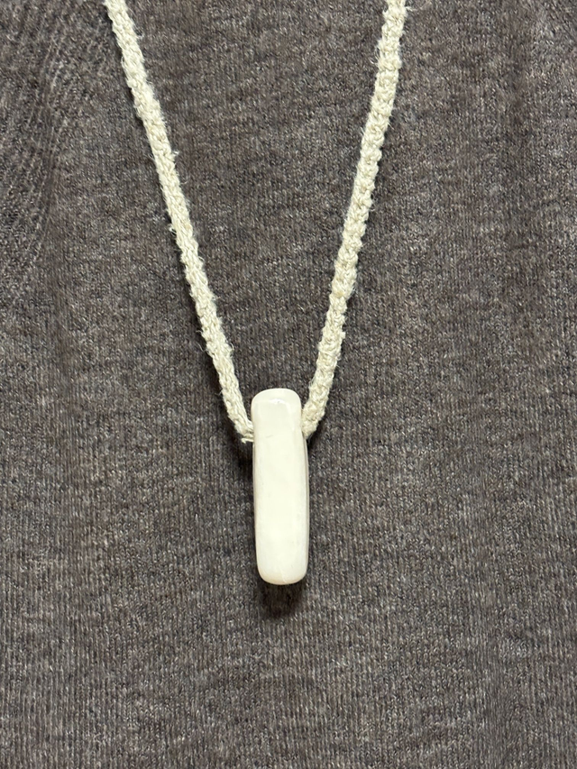 Verižica s poldogovatim glinenim kamnom - bela