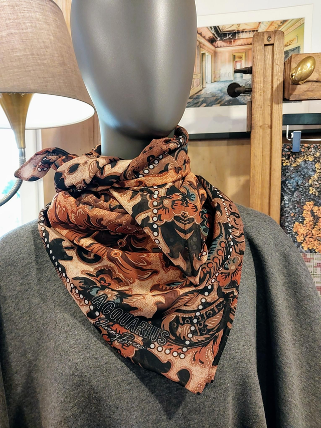 PARFUM brun. Foulard carré 90cm doublé et réversible.