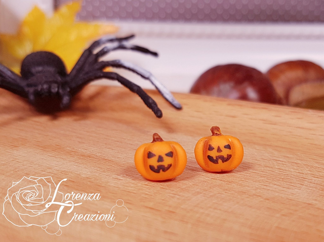 Orecchini a lobo artigianali zucca di Halloween, Jack-o'-lantern, modellata e dipinta a mano in argilla polimerica