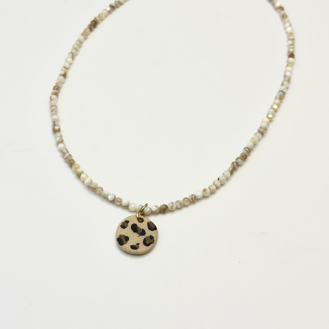 Collier de perles de coquillage avec pendentif léopard en céramique fait main