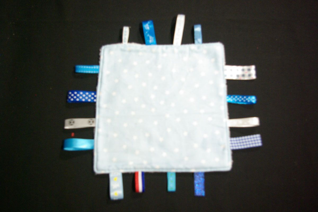 600-Doudou carré bleu en coton et fibre de bambou 19x19 cm