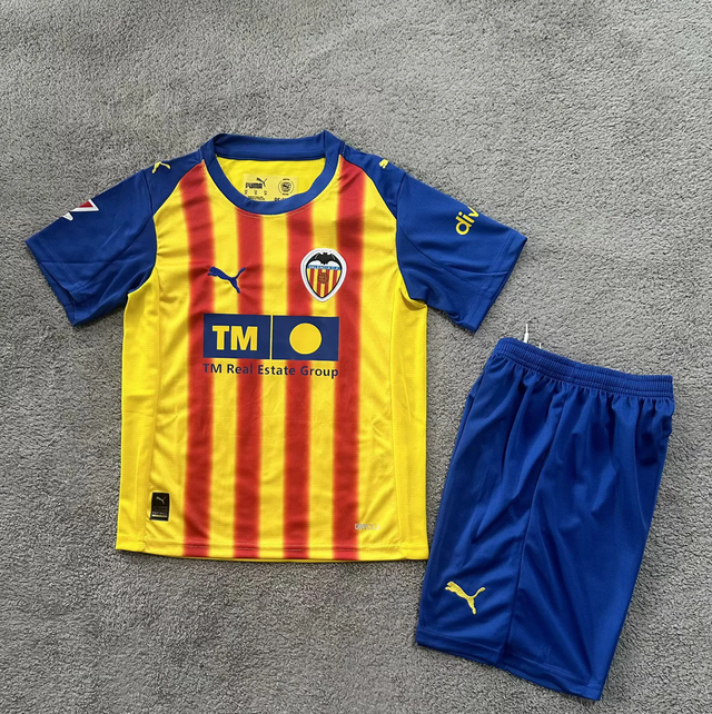 Conjunto camiseta + pantalón NIÑOS 3ª Valencia 25-26