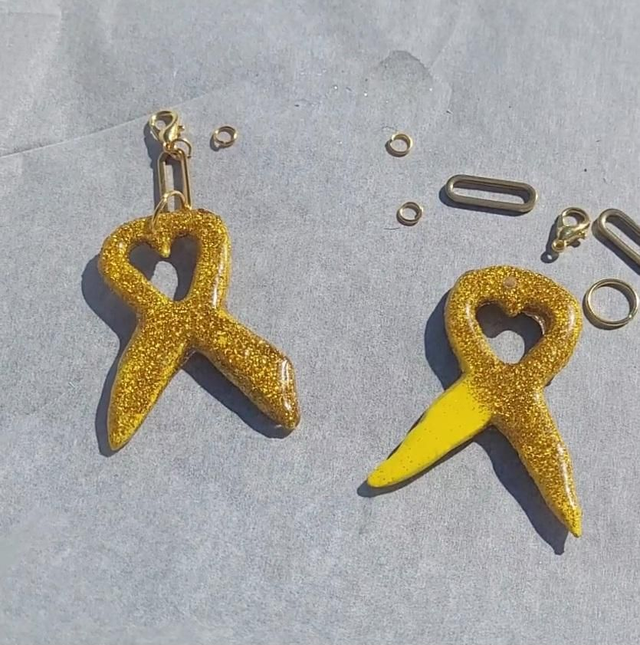 Porte clé ruban jaune 