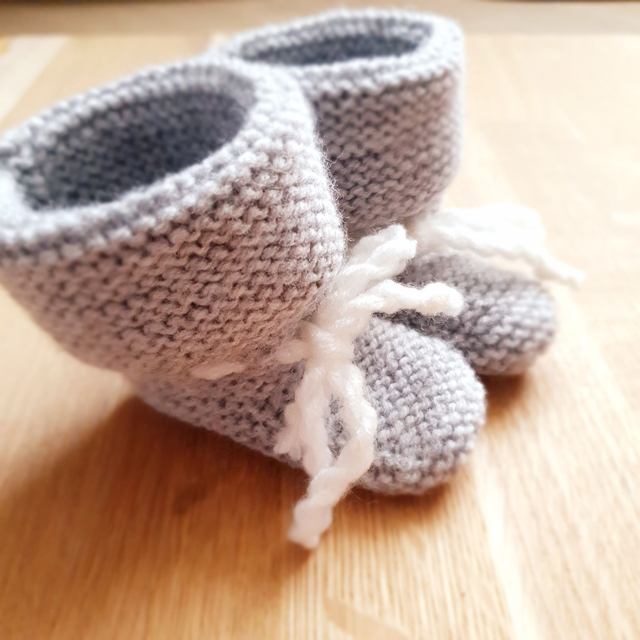 Babyslofjes grijs - handgebreid