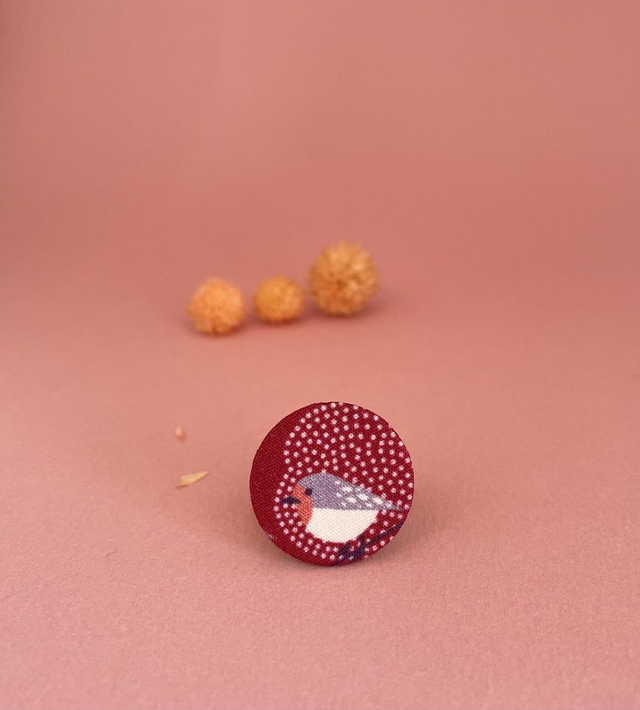 Broche ronde bordeaux oiseau en carton et tissu imprimé