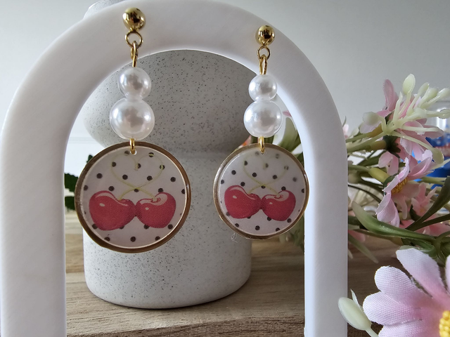 "RÉTRO CHIC" Cerise fond blanc poid noir