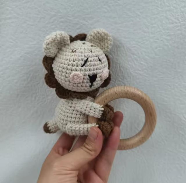 Sonajero león abrazado