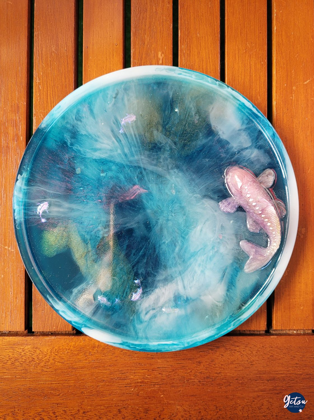 Grand vide-poche/porte-savon carpe koi parme et fond bleu avec trainées roses