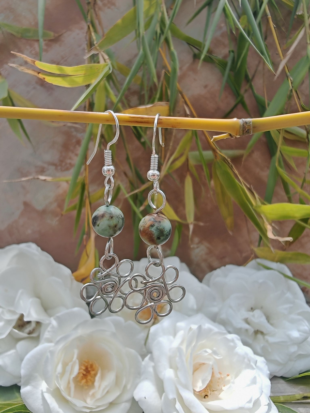 Petites fleurs, Boucles d&#039;oreilles en turquoise du tibet
