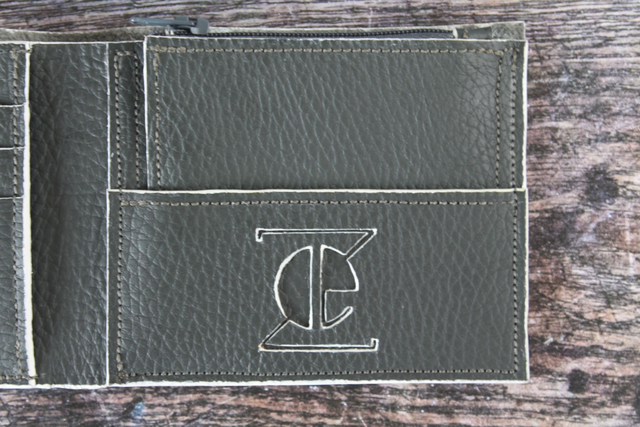 Portefeuille gris et liseré blanc cuir vachette grainé