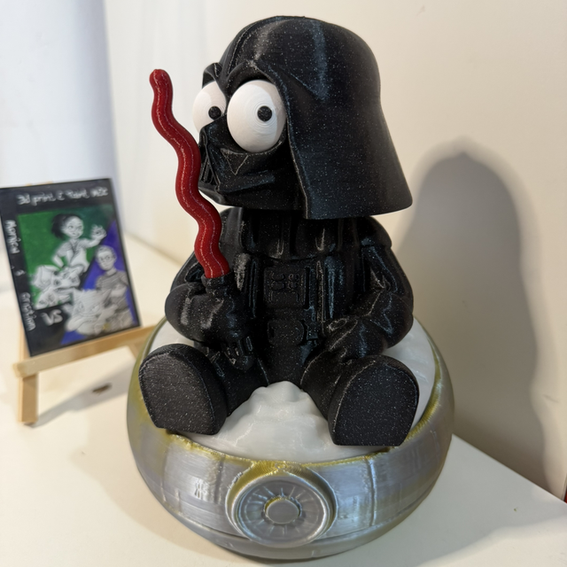 Vaderenzo il Darth Vader seduto in poltrona con occhi mobili e testa girevole