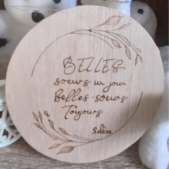 Pastille décorative ronde en bois personnalisée – Pyrogravure artisanale