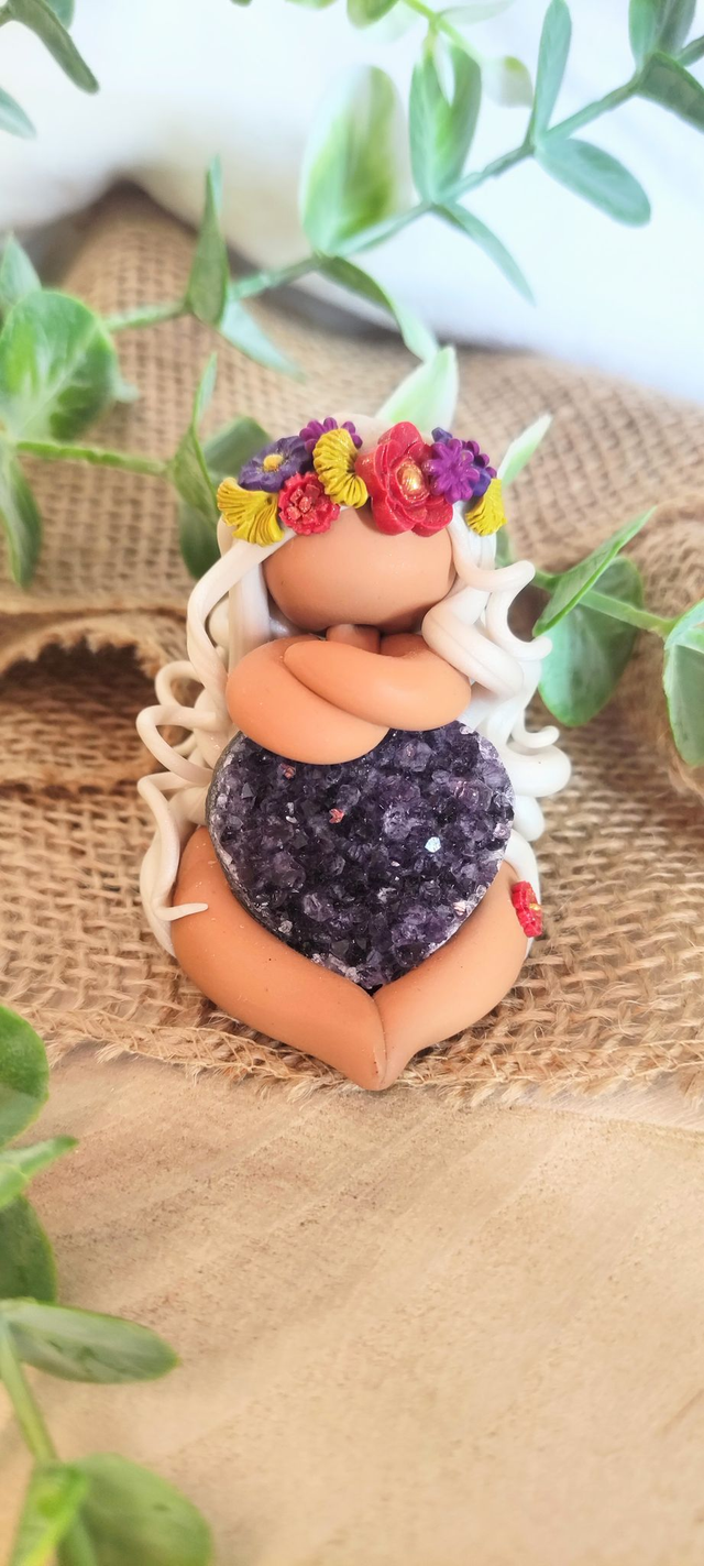 🌷 Gardienne des Lumières du Cœur – Quartz d’Améthyste &amp; Couronne Florale Arc-en-Vie 🌿